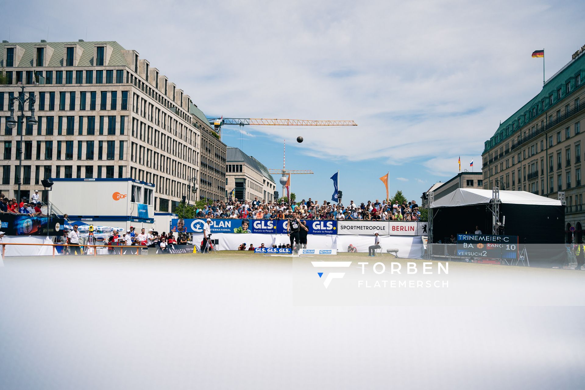 Cedric Trinemeier (MTG Mannheim) beim Kugelstossen waehrend der deutschen Leichtathletik-Meisterschaften auf dem Pariser Platz am 24.06.2022 in Berlin
